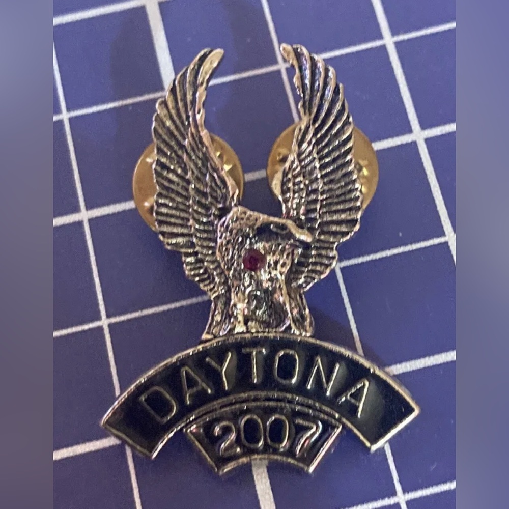 DAYTONA 2007 EAGLE Pin Vest Jacket Pin -EAGLE WITH RED STONE IN HEART -